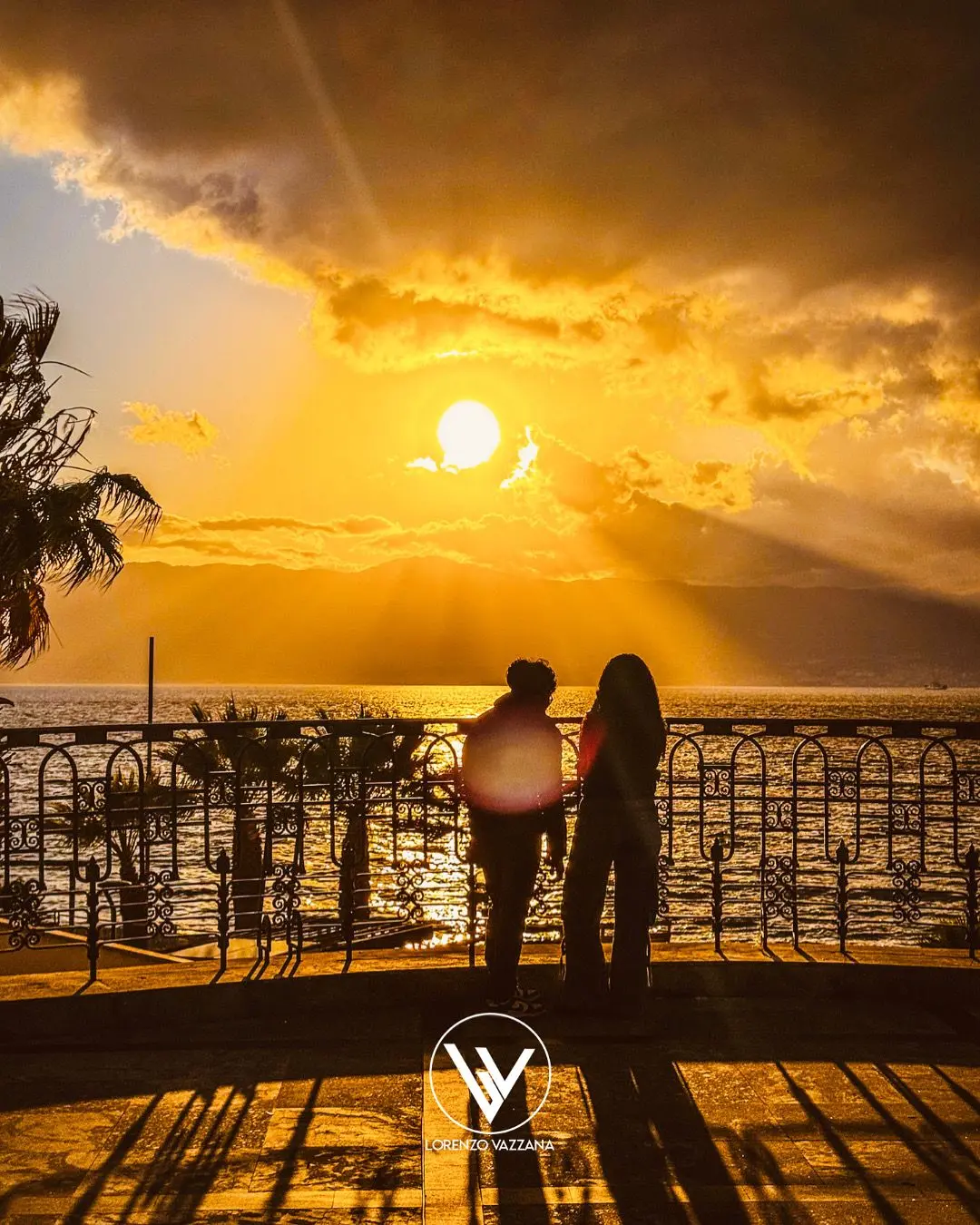 LA FOTO DEL GIORNO | Oro sullo Stretto: sguardi e silenzi al tramonto