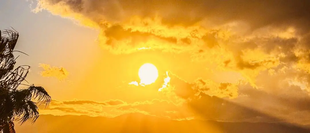 LA FOTO DEL GIORNO | Oro sullo Stretto: sguardi e silenzi al tramonto