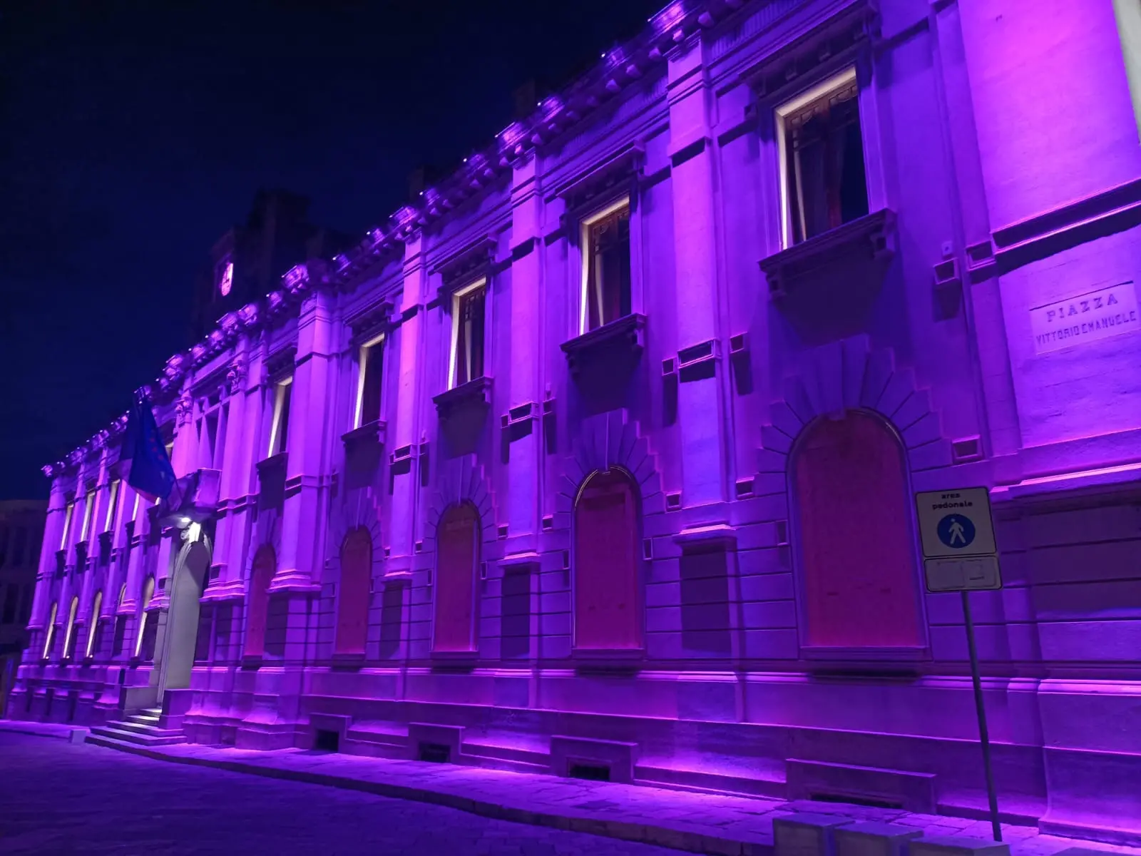 Giornata mondiale esofagite eosinofila, Palazzo San Giorgio illuminato di magenta
