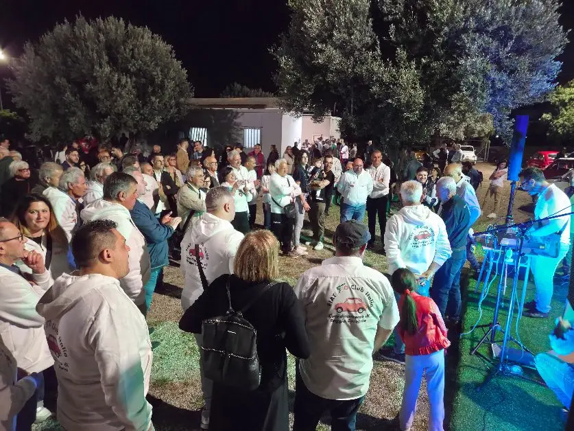 Reggio, festa per i 10 anni dell’associazione \"InCammino\": musica, sfilata di auto storiche e fuochi d’artificio