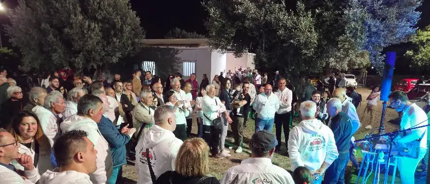 Reggio, festa per i 10 anni dell’associazione \"InCammino\": musica, sfilata di auto storiche e fuochi d’artificio