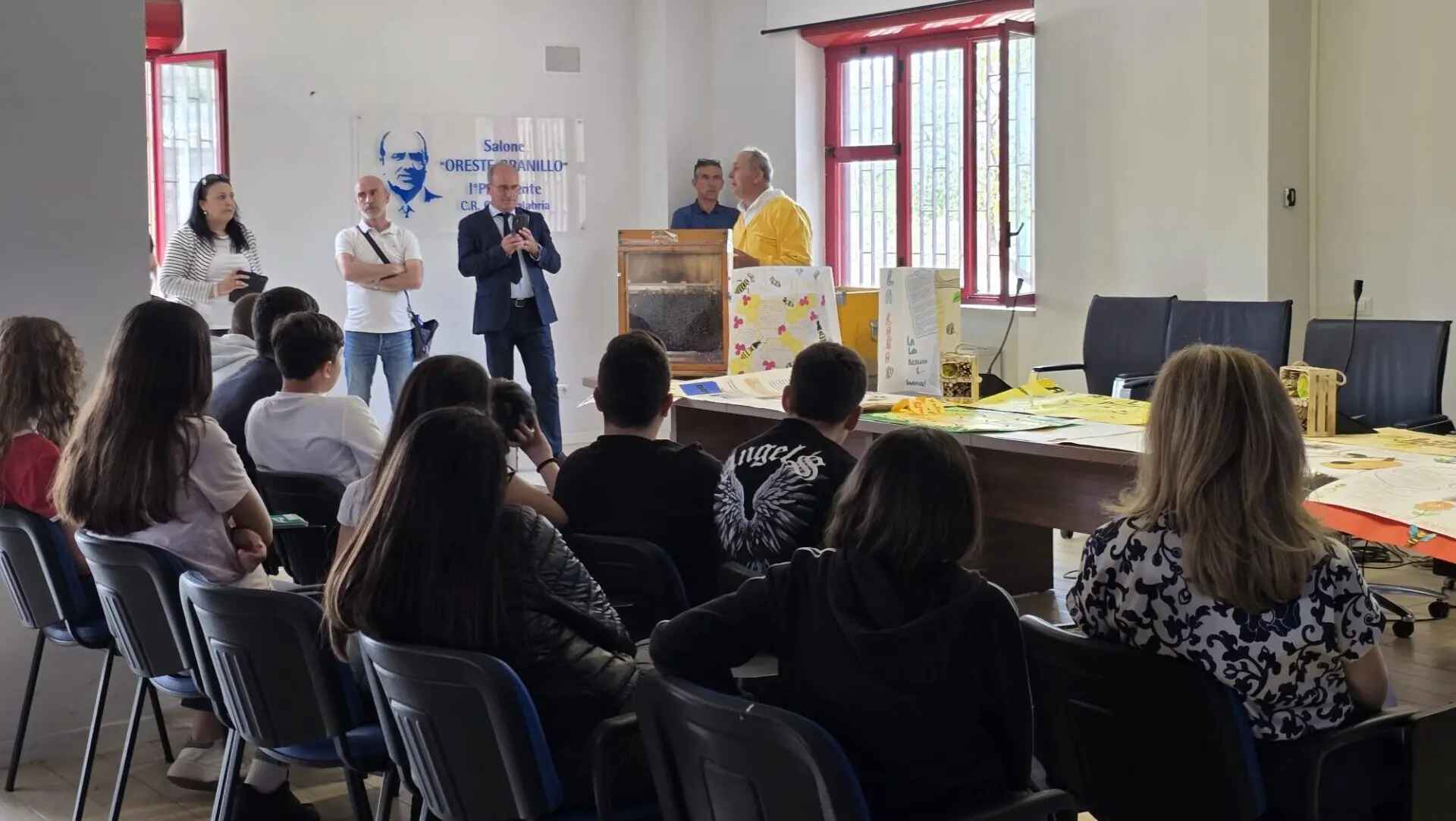 Giornata Mondiale delle Api, Marino (FdI): «Gallina laboratorio di formazione e innovazione grazie all’esempio di Vincenzo Asprea»