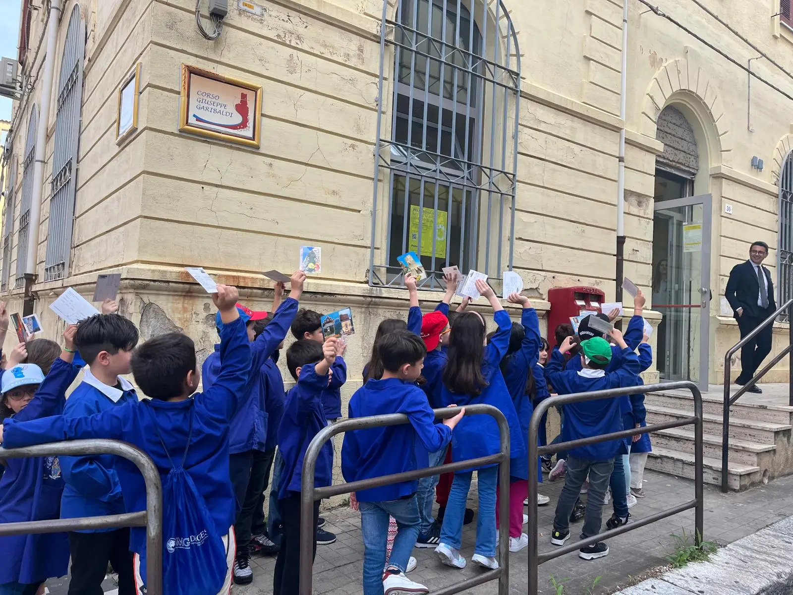 Gli alunni della primaria \"U. Foscolo\" di Bagnara visitano l'ufficio postale
