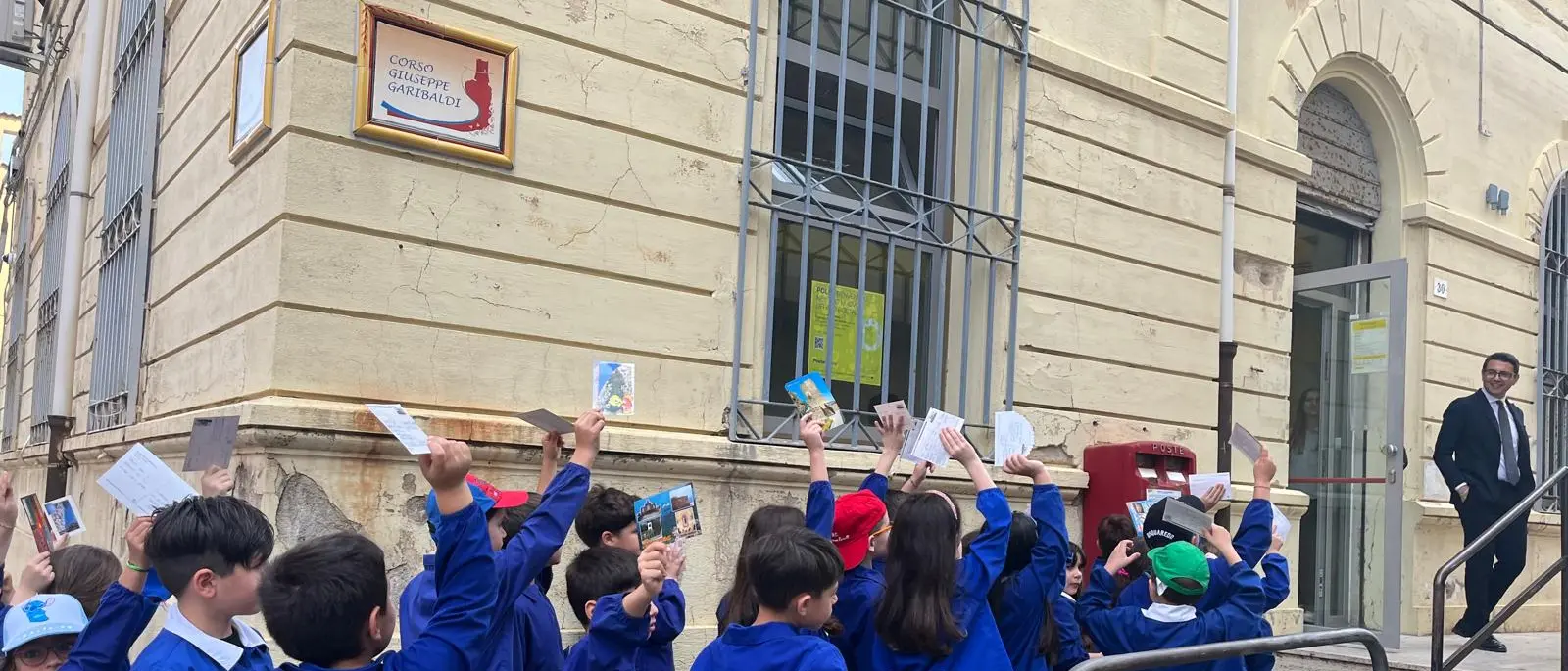 Gli alunni della primaria \"U. Foscolo\" di Bagnara visitano l'ufficio postale