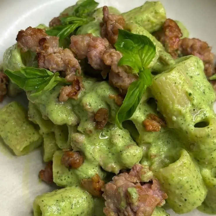La ricetta del giorno | Mezze maniche, pesto di zucchine, robiola e salsiccia
