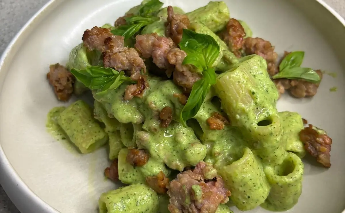 La ricetta del giorno | Mezze maniche, pesto di zucchine, robiola e salsiccia