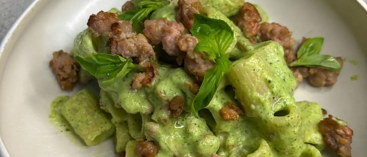 La ricetta del giorno | Mezze maniche, pesto di zucchine, robiola e salsiccia