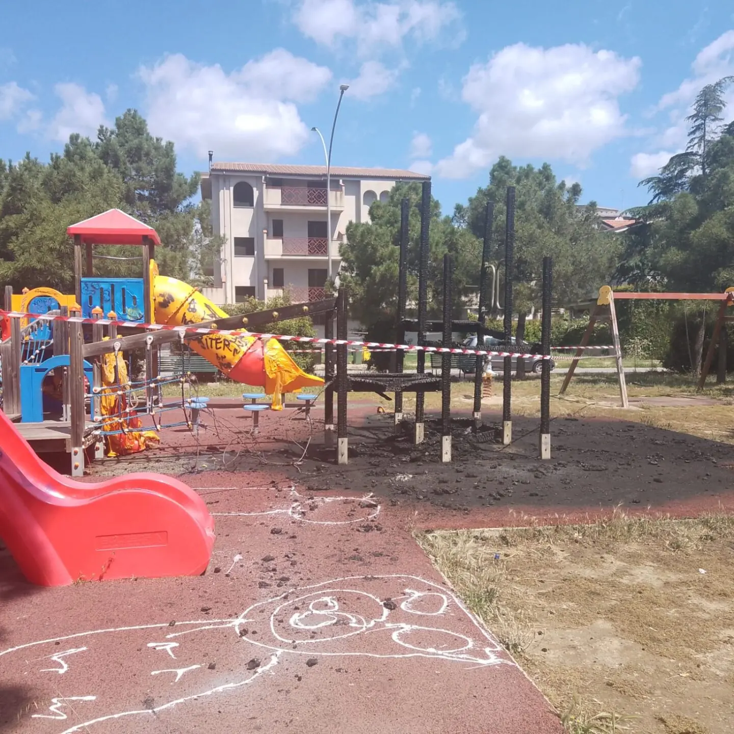 Atto vandalico al parco giochi di Marina di Gioiosa Jonica, il Garante Mattia: «Colpito il cuore della comunità»