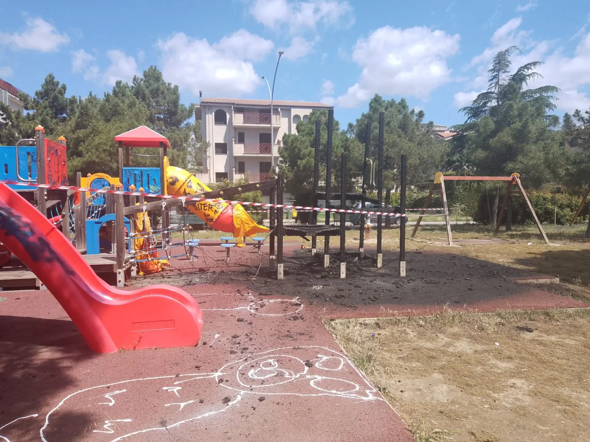 Parco giochi distrutto a Marina di Gioiosa, il Garante Marziale: «Non vandali, ma delinquenti. Donerò una giostrina»