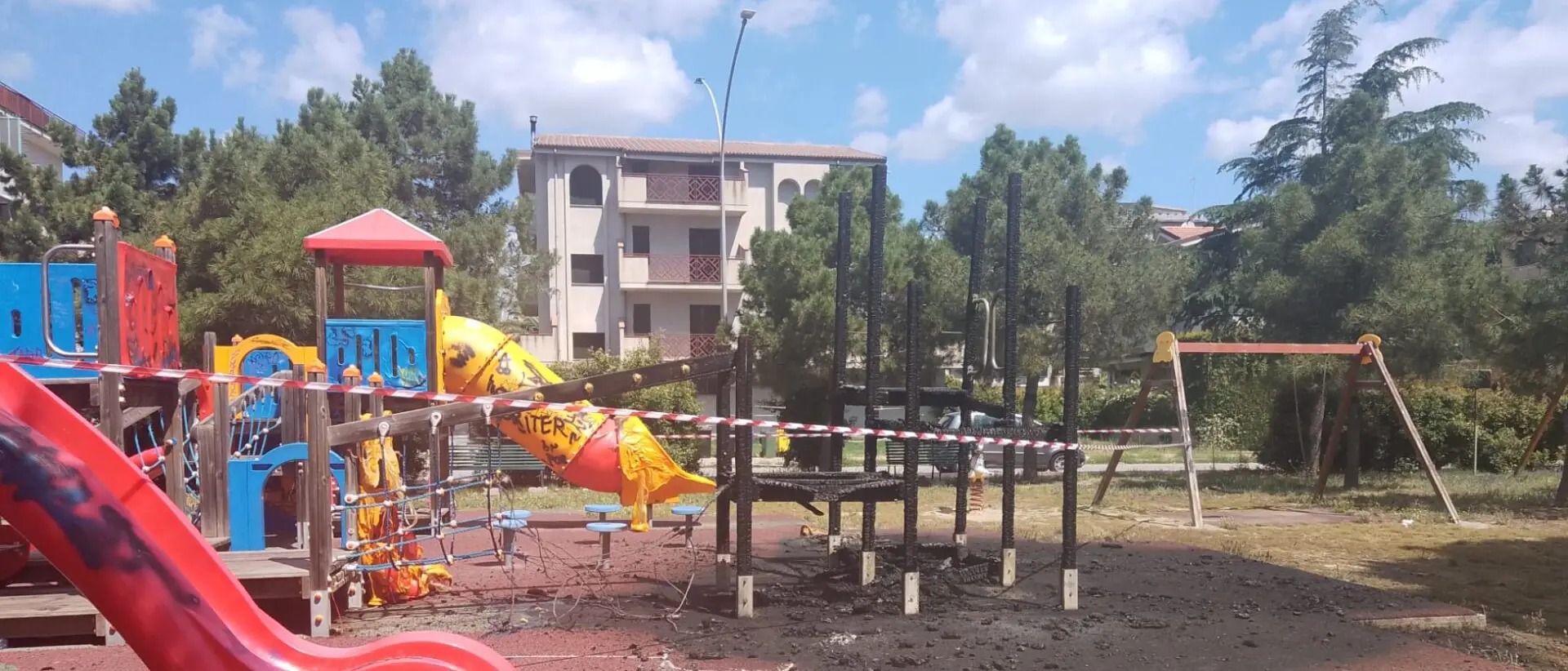 Parco giochi distrutto a Marina di Gioiosa, il Garante Marziale: «Non vandali, ma delinquenti. Donerò una giostrina»