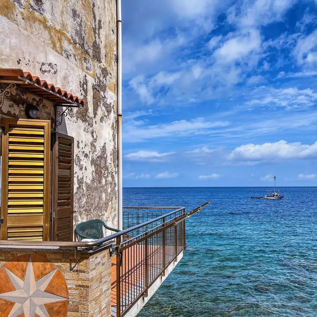 LA FOTO DEL GIORNO | Chianalea: balcone sul tempo e sul mare