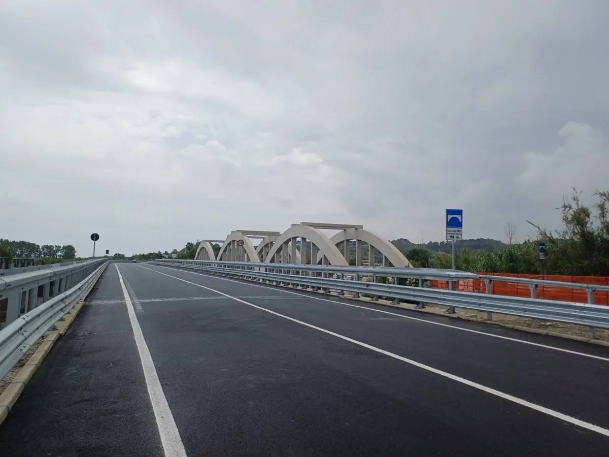 Monasterace, aperto al traffico il nuovo ponte sul torrente Assi lungo la statale 106 Jonica