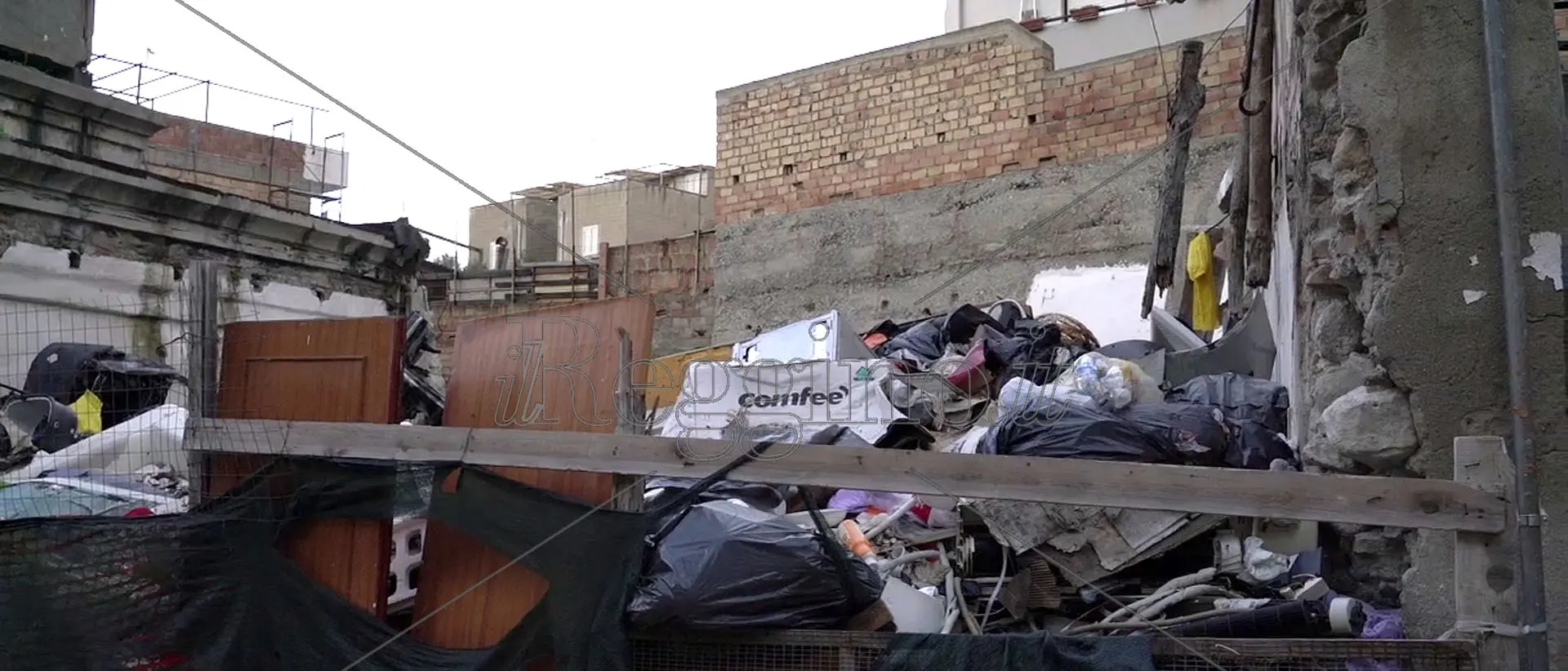 Sedici famiglie vivono ancora nelle baracche dell’ex Polveriera, accanto a tonnellate di rifiuti