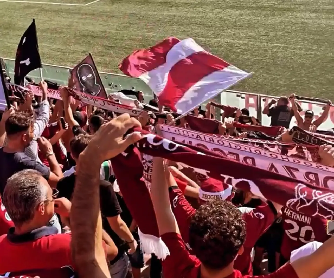Reggina, il tifo è un pò l'arte della restanza alimentata da una fede incrollabile: la stagione infinita del popolo amaranto