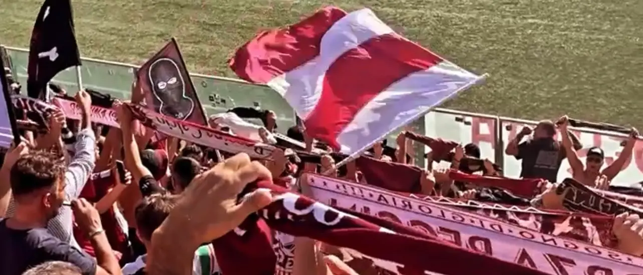 Reggina, il tifo è un pò l'arte della restanza alimentata da una fede incrollabile: la stagione infinita del popolo amaranto
