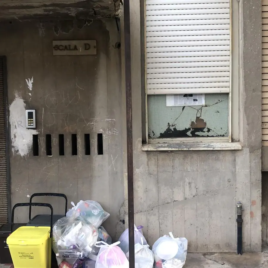 Ancora un messaggio per Klaus Davi: volantini affissi sulla vetrata della sua casa di Archi