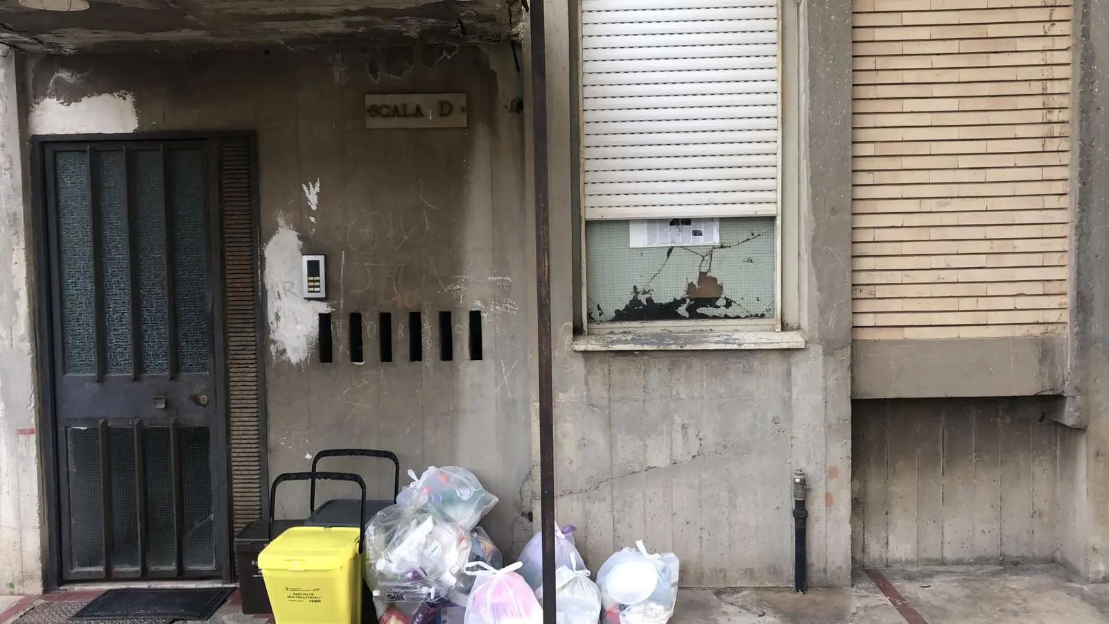 Ancora un messaggio per Klaus Davi: volantini affissi sulla vetrata della sua casa di Archi