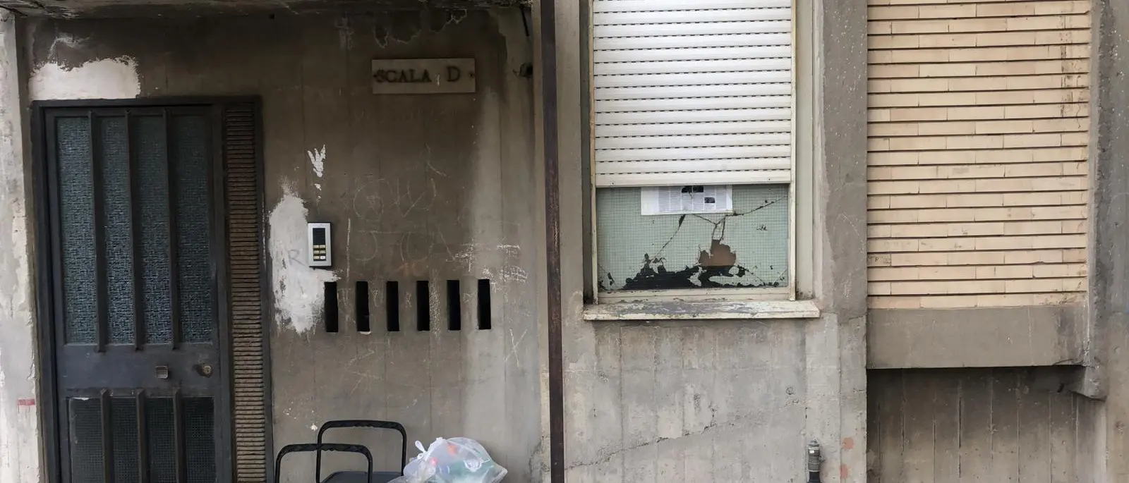 Ancora un messaggio per Klaus Davi: volantini affissi sulla vetrata della sua casa di Archi