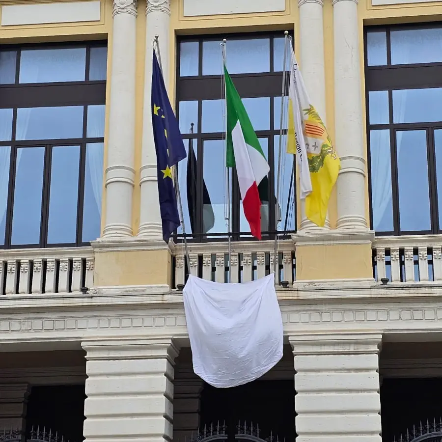Anche a Reggio \"24 maggio – 50mila sudari per Gaza\": un telo bianco sulla facciata di Palazzo Alvaro