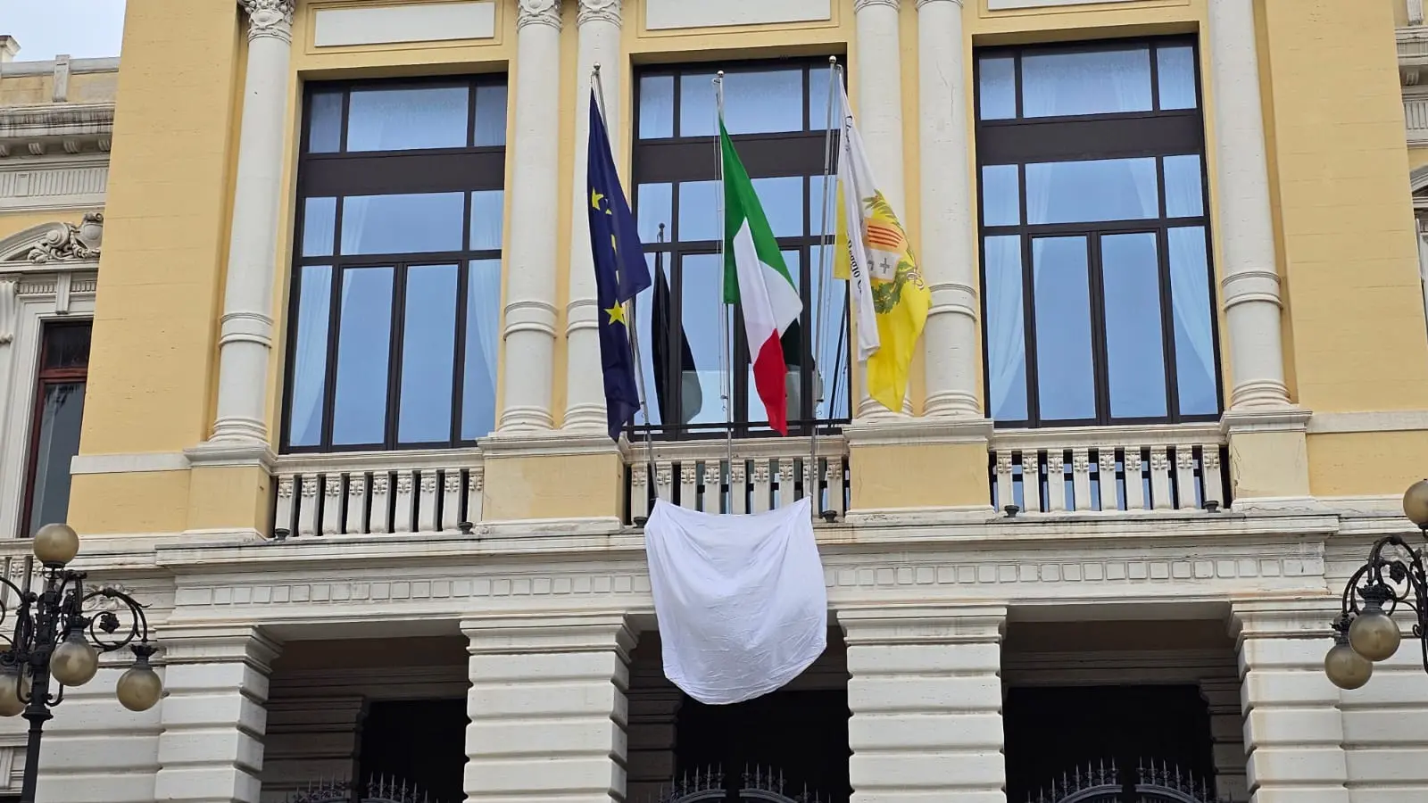 Anche a Reggio \"24 maggio – 50mila sudari per Gaza\": un telo bianco sulla facciata di Palazzo Alvaro