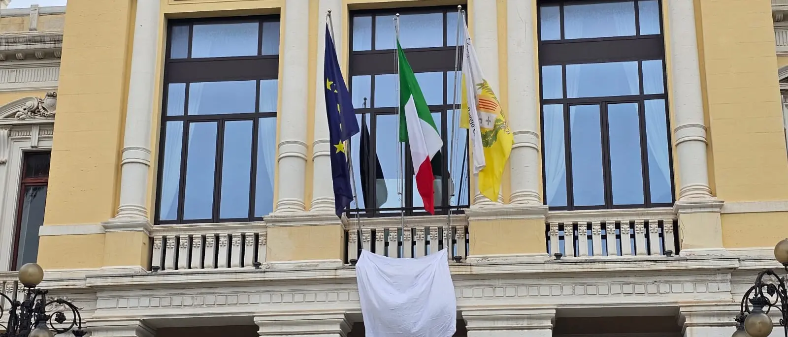 Anche a Reggio \"24 maggio – 50mila sudari per Gaza\": un telo bianco sulla facciata di Palazzo Alvaro