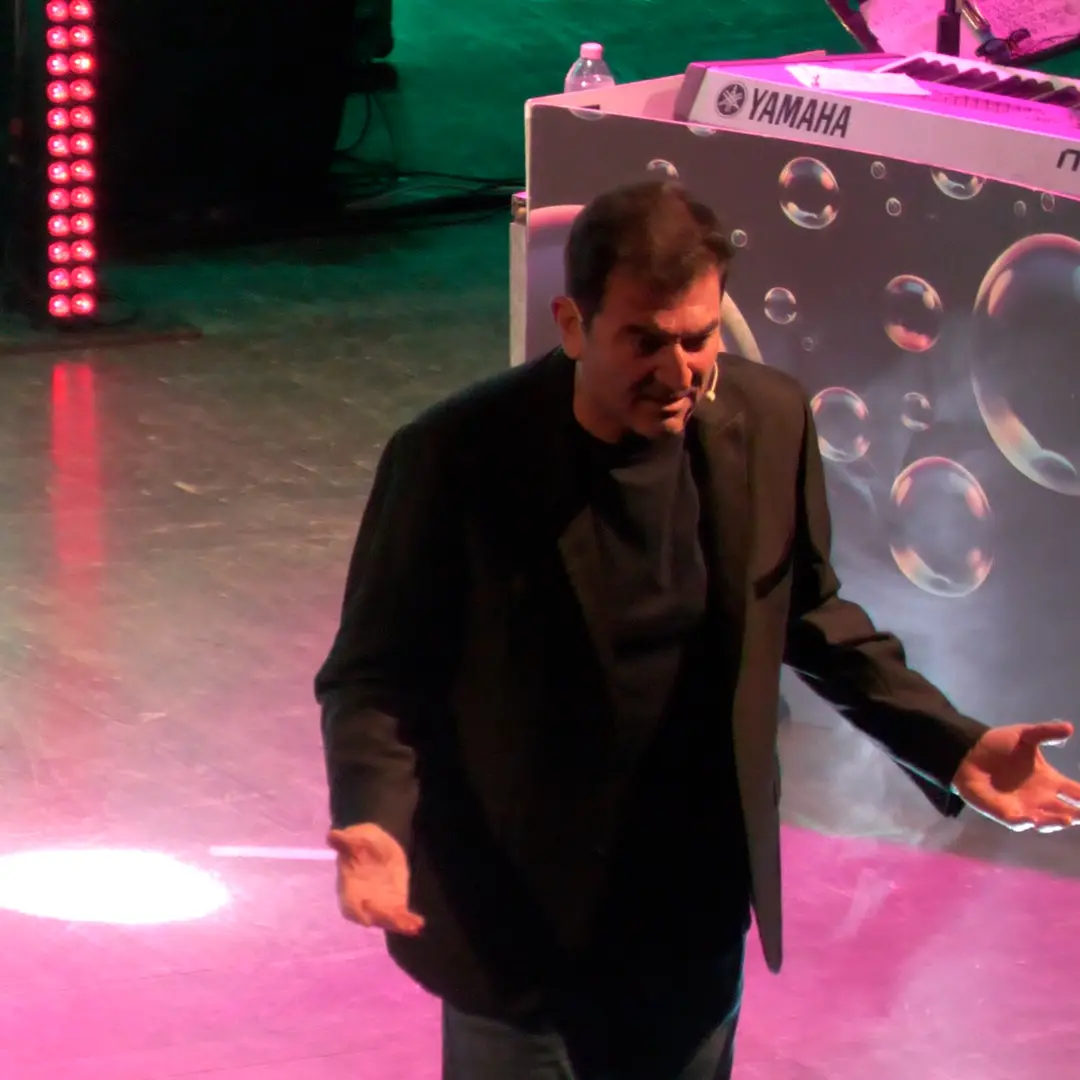 Le \"Bollicine\" di Max Giusti chiudono la stagione di Officina dell'Arte al Cilea: soldout tra risate e confessioni a cuore aperto - VIDEO