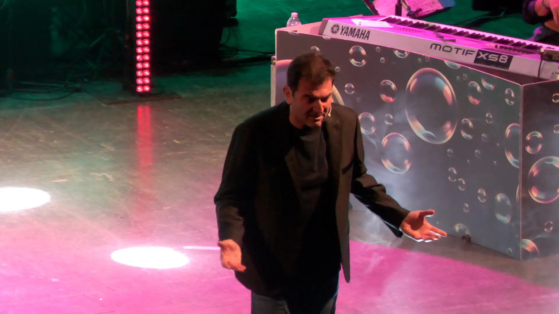 Le \"Bollicine\" di Max Giusti chiudono la stagione di Officina dell'Arte al Cilea: soldout tra risate e confessioni a cuore aperto - VIDEO