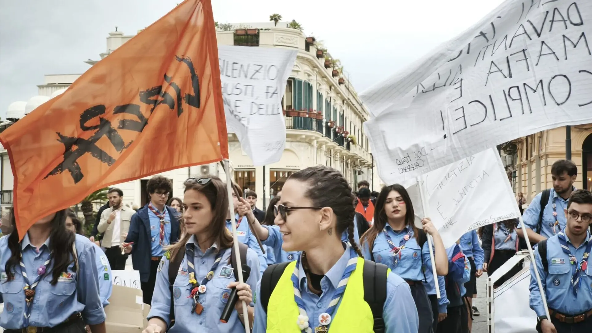 Reggio in corteo contro la 'Ndrangheta: «Il silenzio è l’ossigeno delle mafie» - FOTO