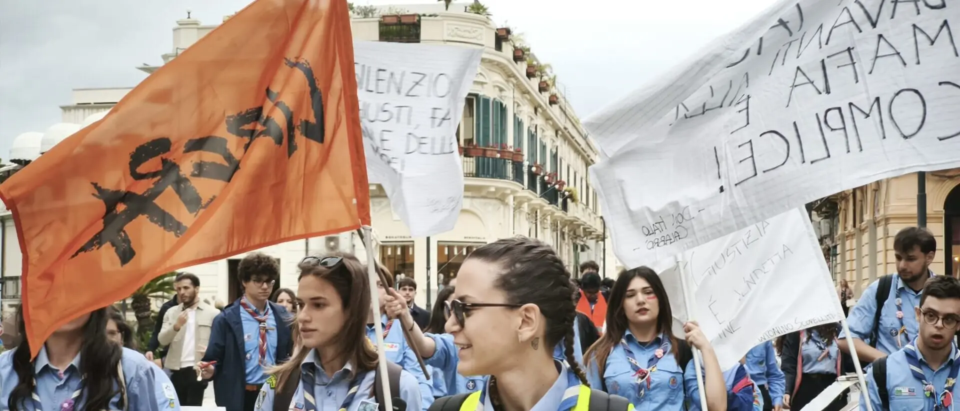 Reggio in corteo contro la 'Ndrangheta: «Il silenzio è l’ossigeno delle mafie» - FOTO