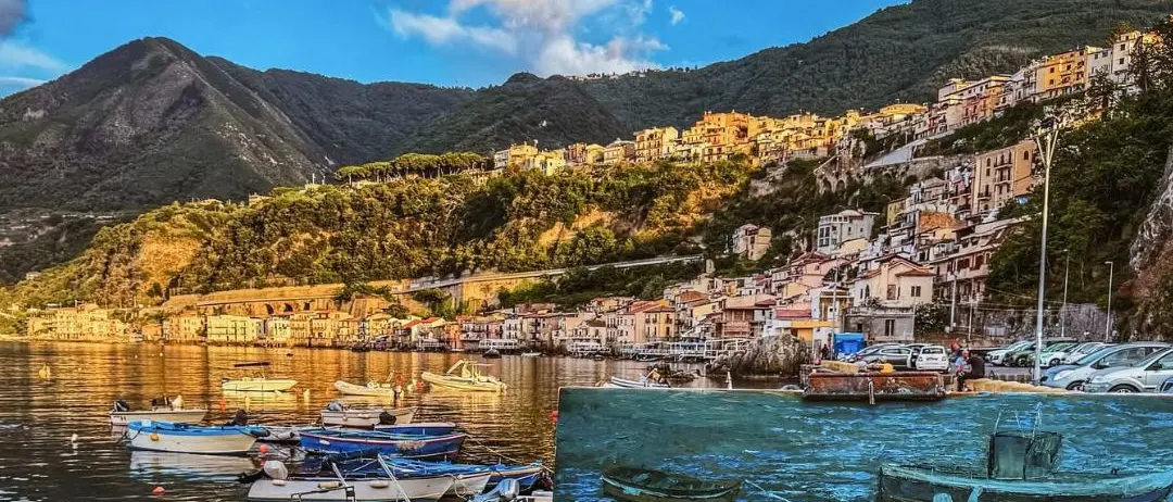 LA FOTO DEL GIORNO | Chianalea su tela: l’anima del borgo in un acquarello