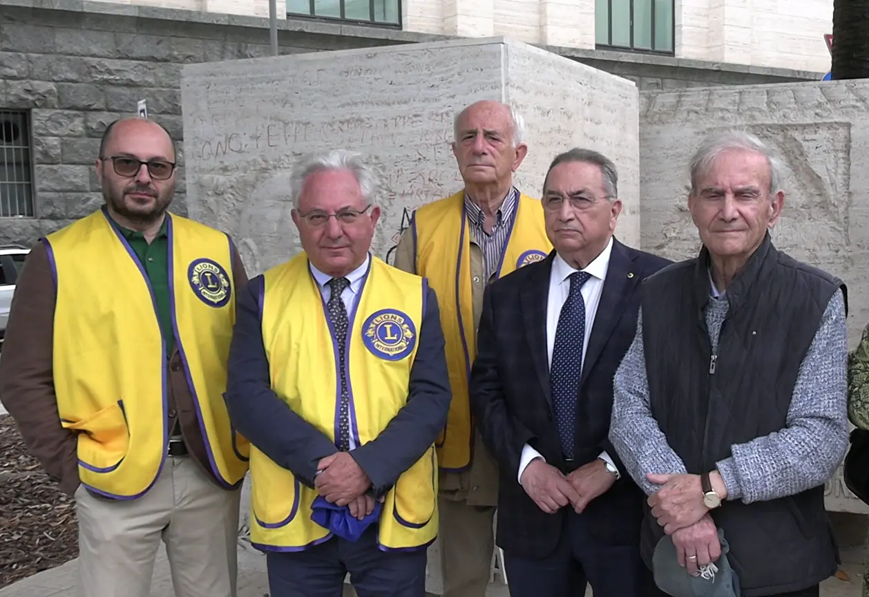 Monumento a Corrado Alvaro imbrattato, Club Lions Host: «Indignati dal silenzio delle istituzioni»