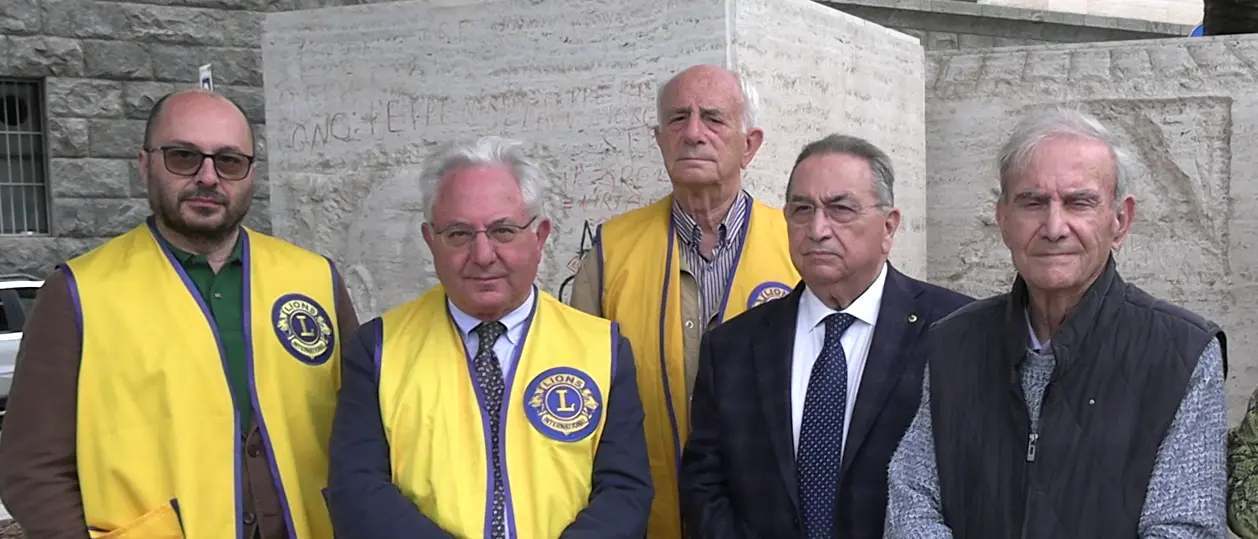 Monumento a Corrado Alvaro imbrattato, Club Lions Host: «Indignati dal silenzio delle istituzioni»