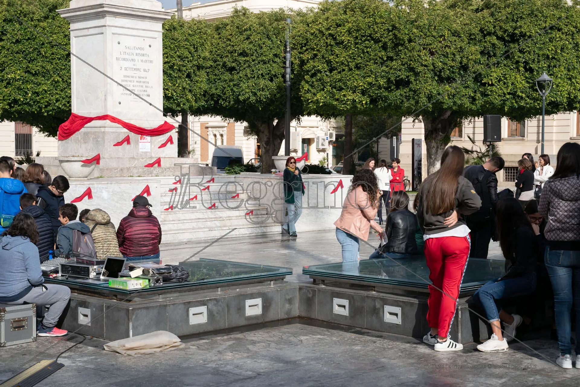 \"25 novembre e oltre\". Studenti in piazza contro la violenza sulle donne