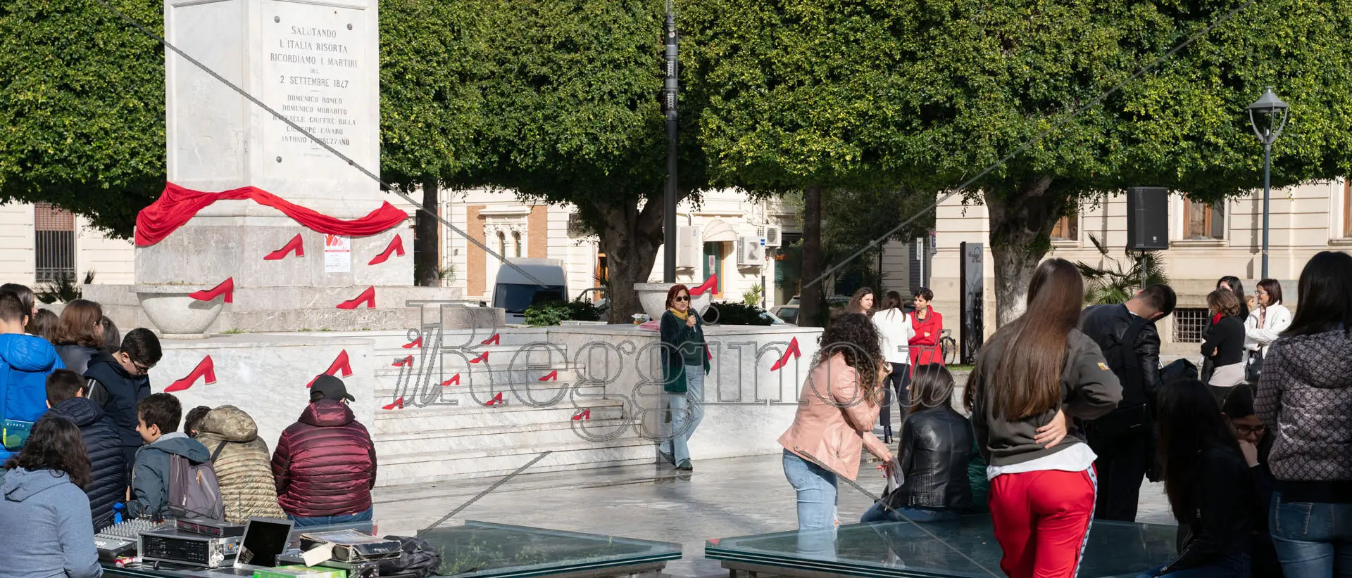 \"25 novembre e oltre\". Studenti in piazza contro la violenza sulle donne