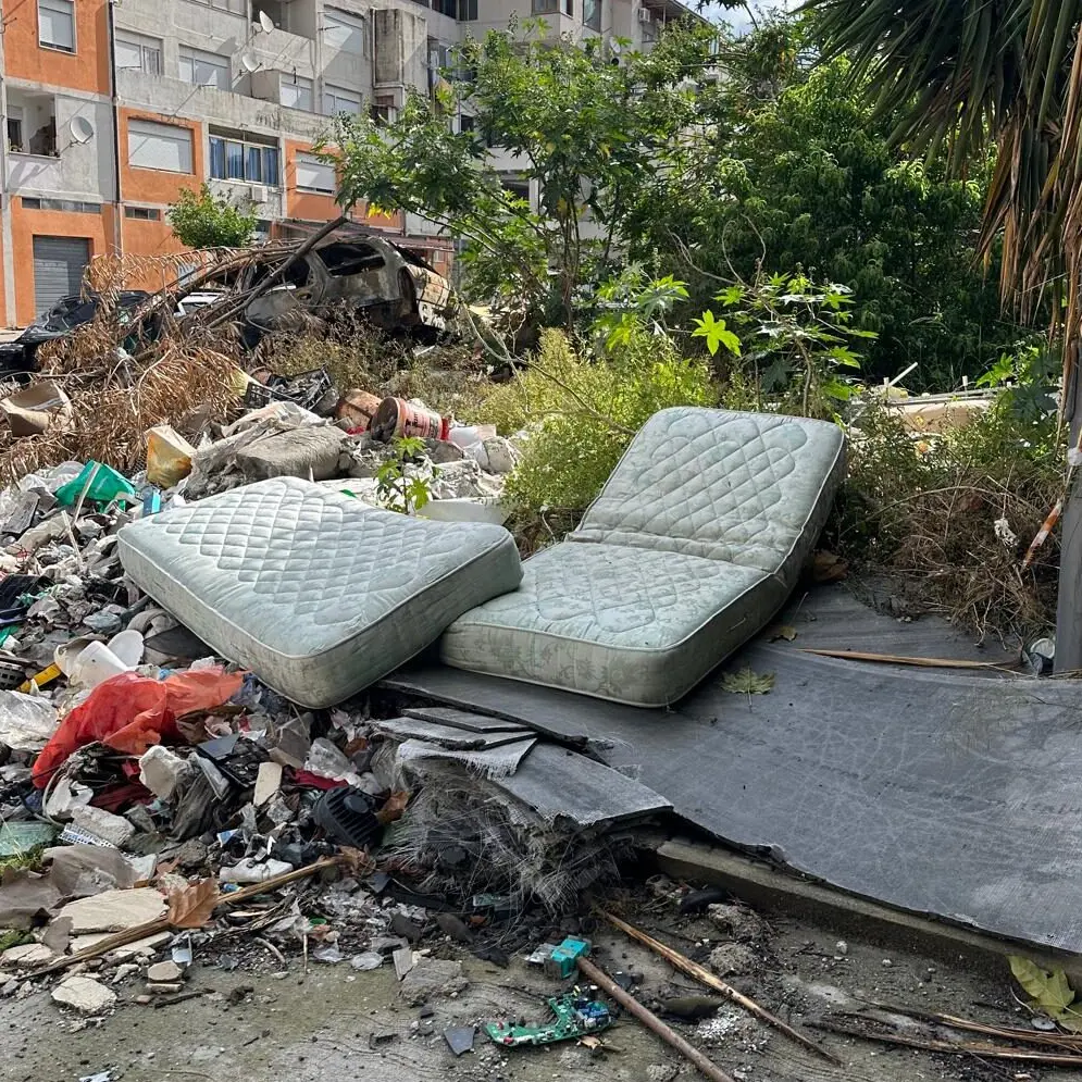 Rione Marconi invaso dalla spazzatura, «tutto invariato nonostante l'esposto»