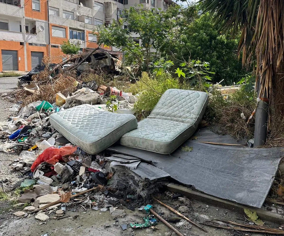 Rione Marconi invaso dalla spazzatura, «tutto invariato nonostante l'esposto»