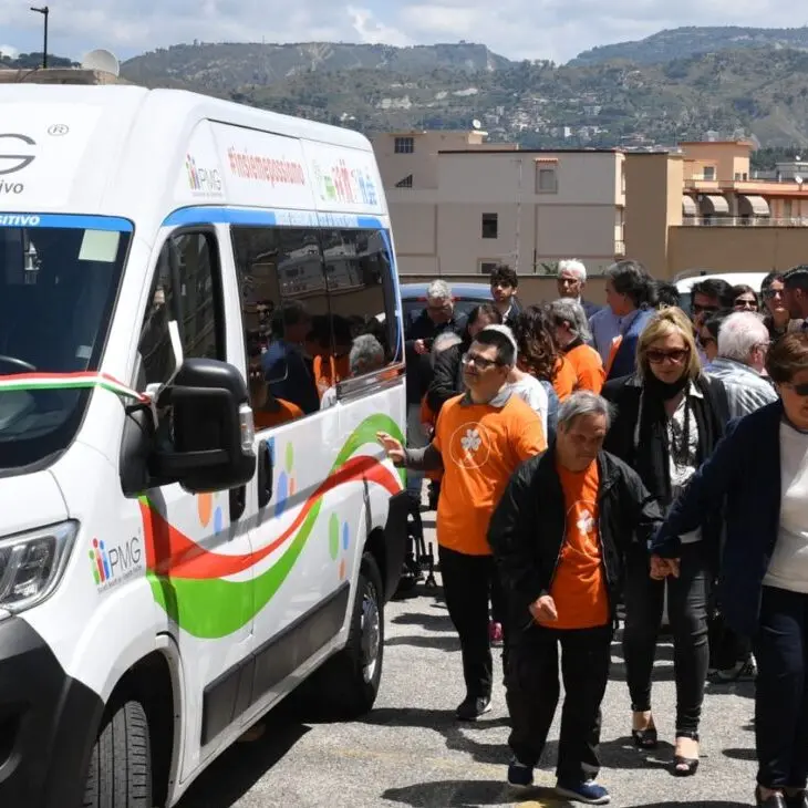Reggio, \"Città ad impatto positivo\": consegnato un pulmino per persone con disabilità all’associazione Agi2000