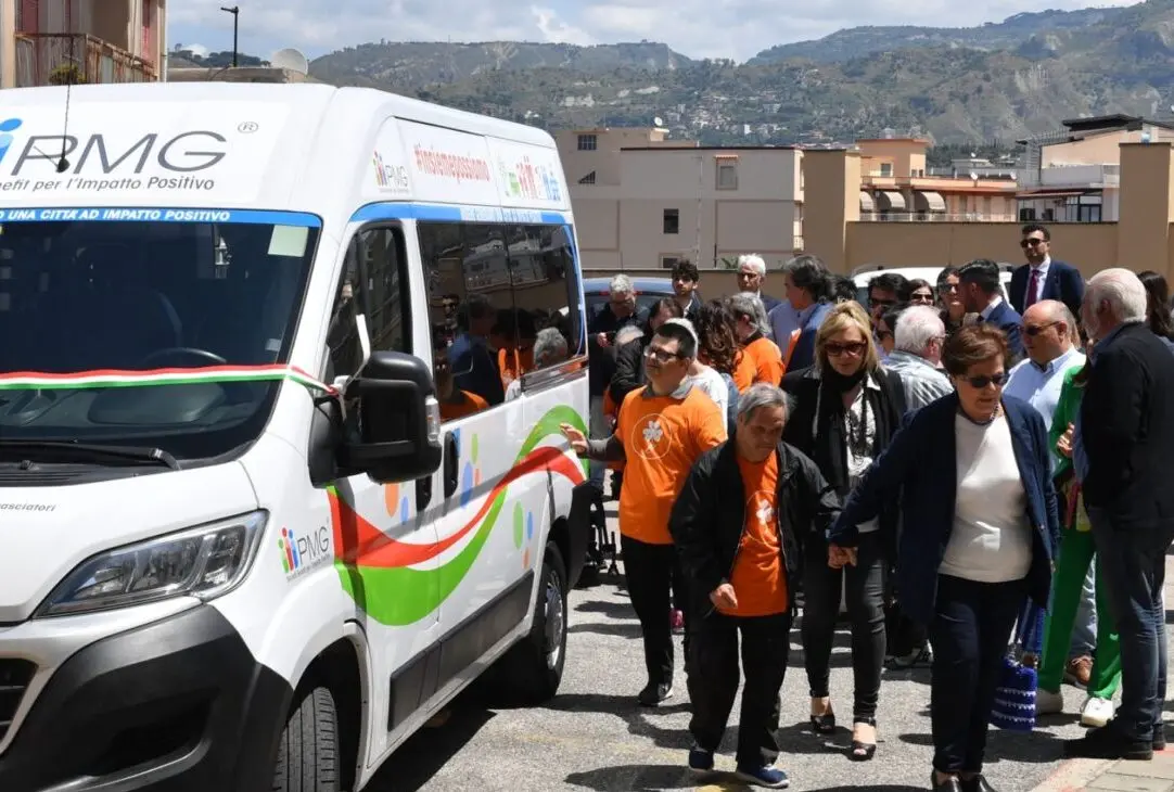 Reggio, \"Città ad impatto positivo\": consegnato un pulmino per persone con disabilità all’associazione Agi2000