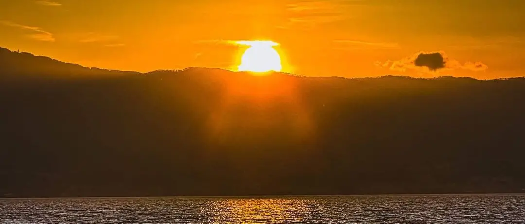 LA FOTO DEL GIORNO | Tiam: lo scintillio del tramonto sull’anima