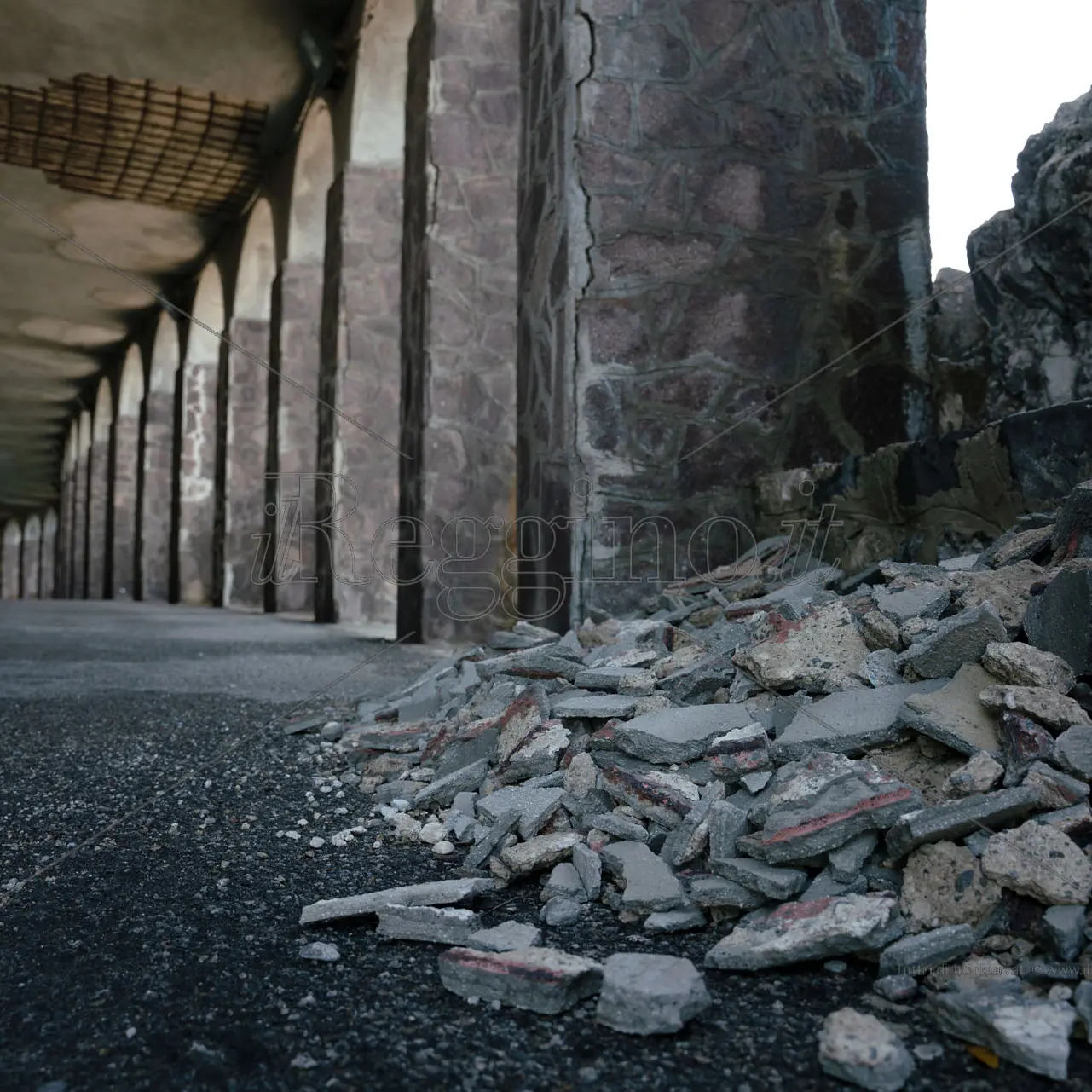 Scilla, la galleria cade a pezzi dopo anni di incuria. I commissari la mettono in sicurezza