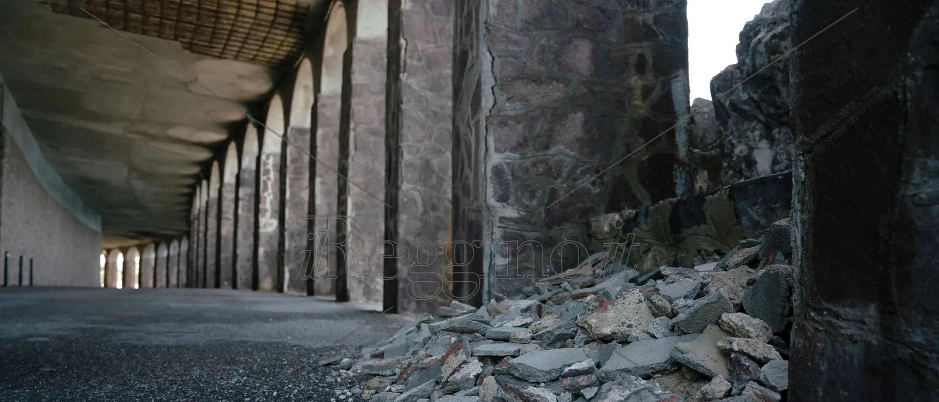 Scilla, la galleria cade a pezzi dopo anni di incuria. I commissari la mettono in sicurezza