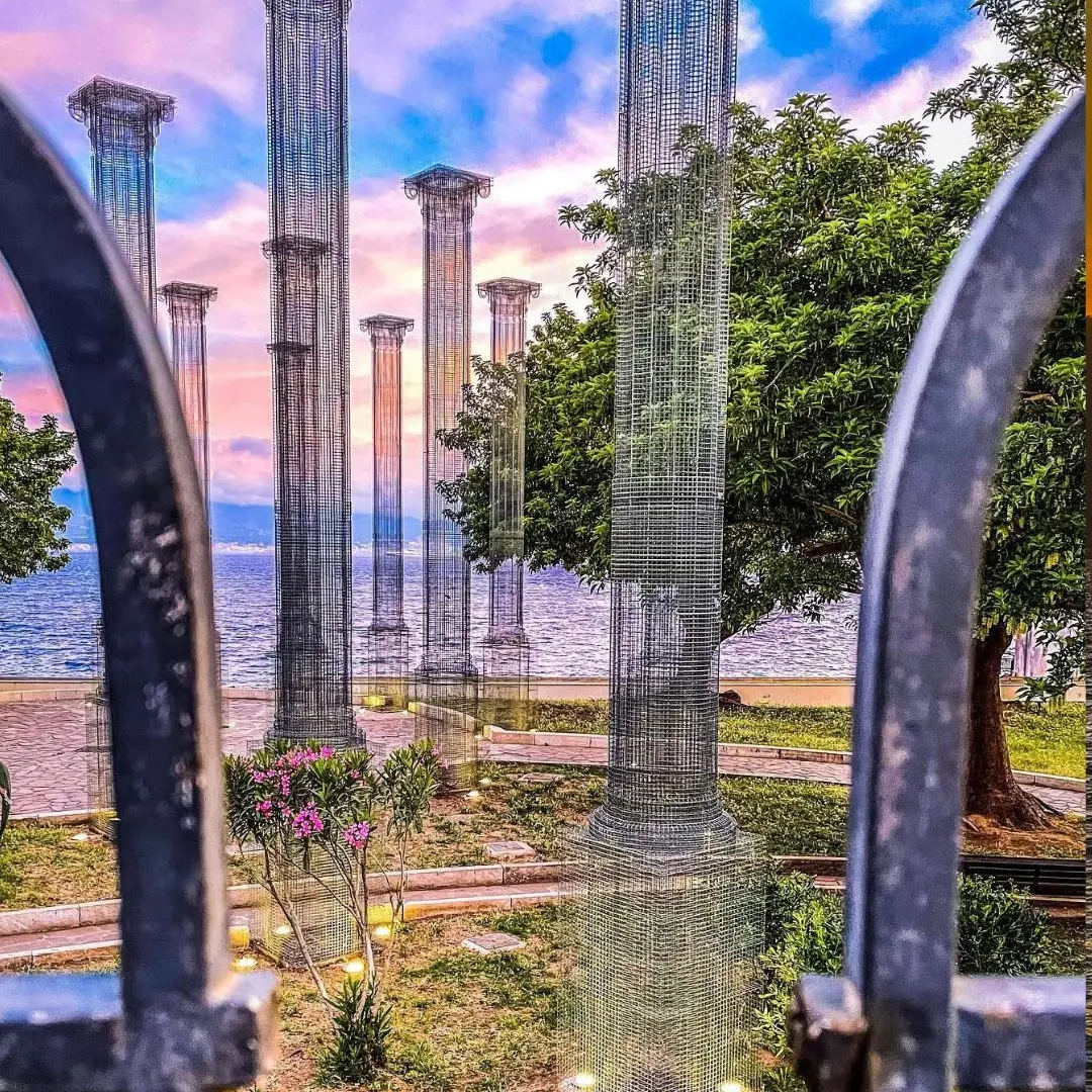 LA FOTO DEL GIORNO | Alba tra le colonne: arte sullo Stretto