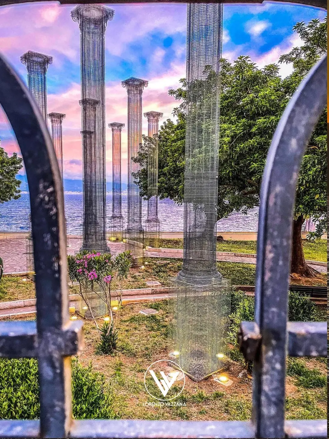 LA FOTO DEL GIORNO | Alba tra le colonne: arte sullo Stretto