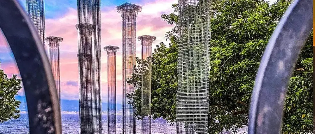 LA FOTO DEL GIORNO | Alba tra le colonne: arte sullo Stretto