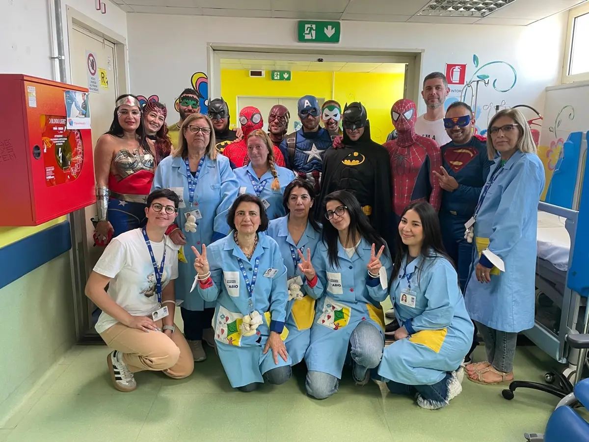 Reggio, \"Una giornata di festa e sorrisi\" al Gom: i piccoli pazienti incontrano i SuperEroiAcrobatici