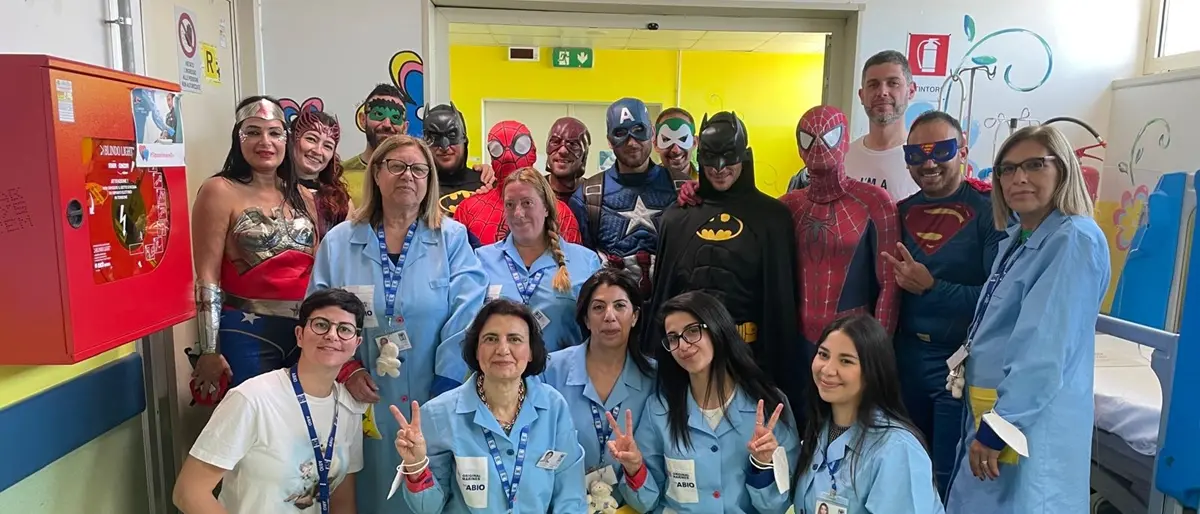 Reggio, \"Una giornata di festa e sorrisi\" al Gom: i piccoli pazienti incontrano i SuperEroiAcrobatici