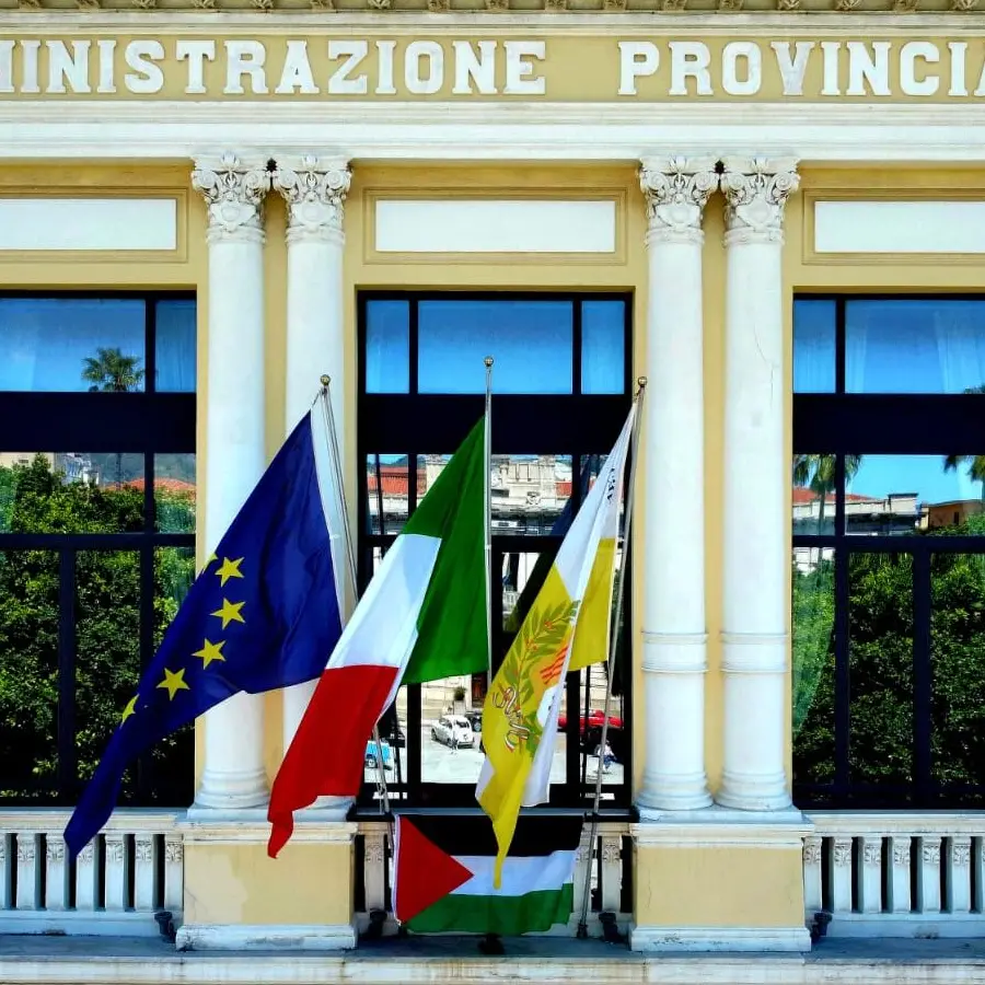 Esposta la bandiera palestinese sulla facciata di Palazzo Alvaro. Falcomatà: «Fermiamo la strage dei bambini a Gaza»