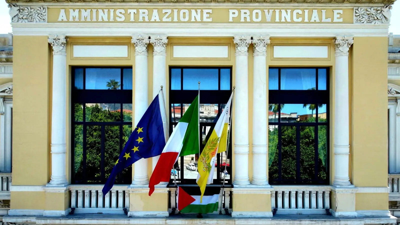 Esposta la bandiera palestinese sulla facciata di Palazzo Alvaro. Falcomatà: «Fermiamo la strage dei bambini a Gaza»