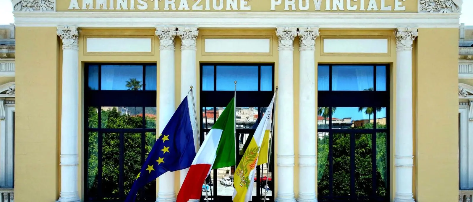 Esposta la bandiera palestinese sulla facciata di Palazzo Alvaro. Falcomatà: «Fermiamo la strage dei bambini a Gaza»