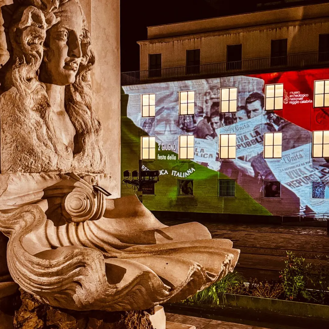 LA FOTO DEL GIORNO | La luce della Repubblica: Piazza De Nava si veste d’Italia
